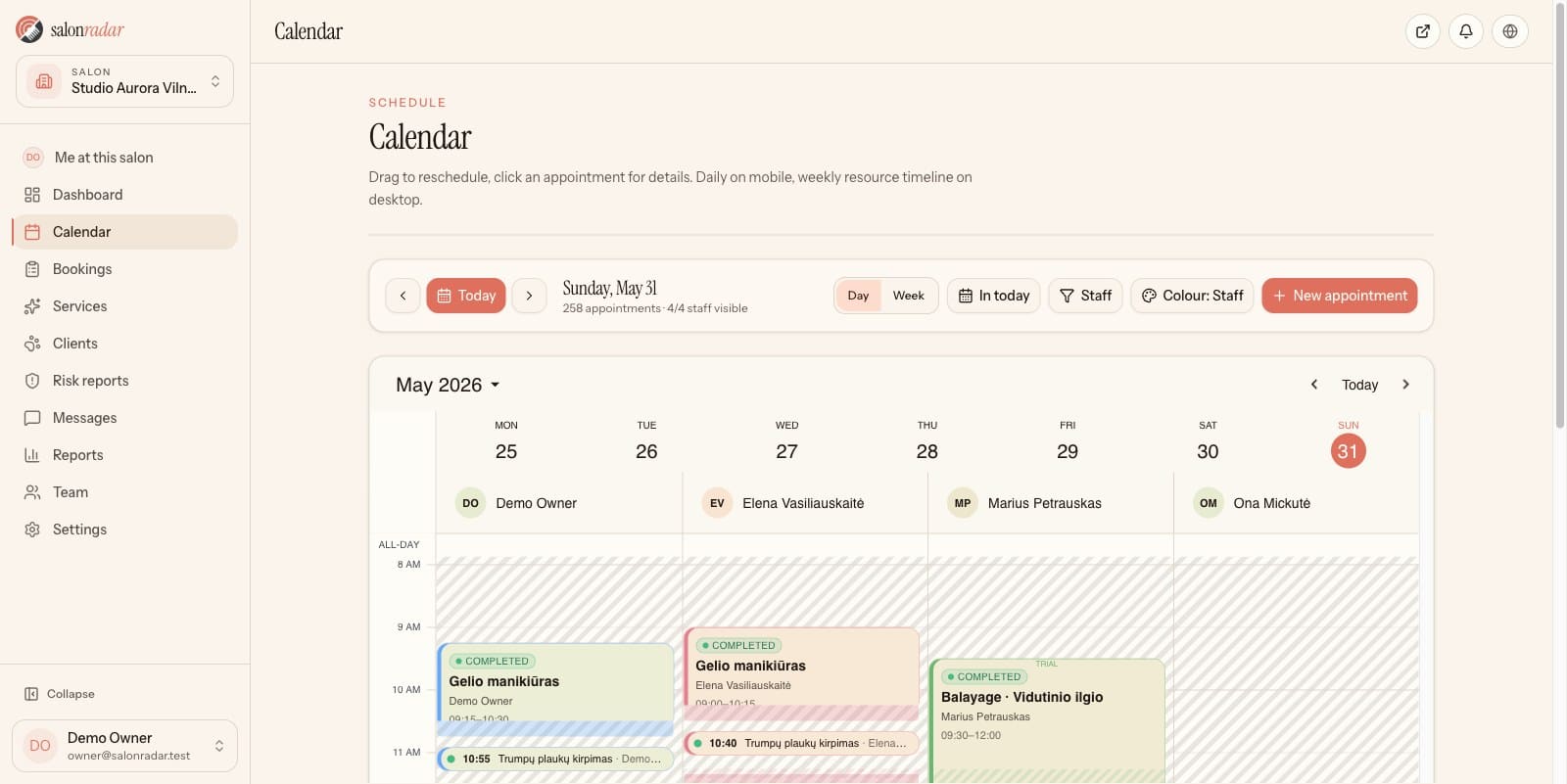 SalonRadar calendar showing a week of appointments across multiple specialists
